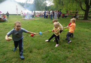 Piątka dzieci przeciąga między sobą linę.